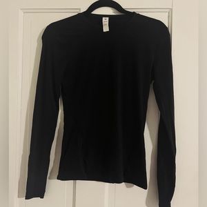 Lululemon Long-sleeve top
Color: Black
Size Medium